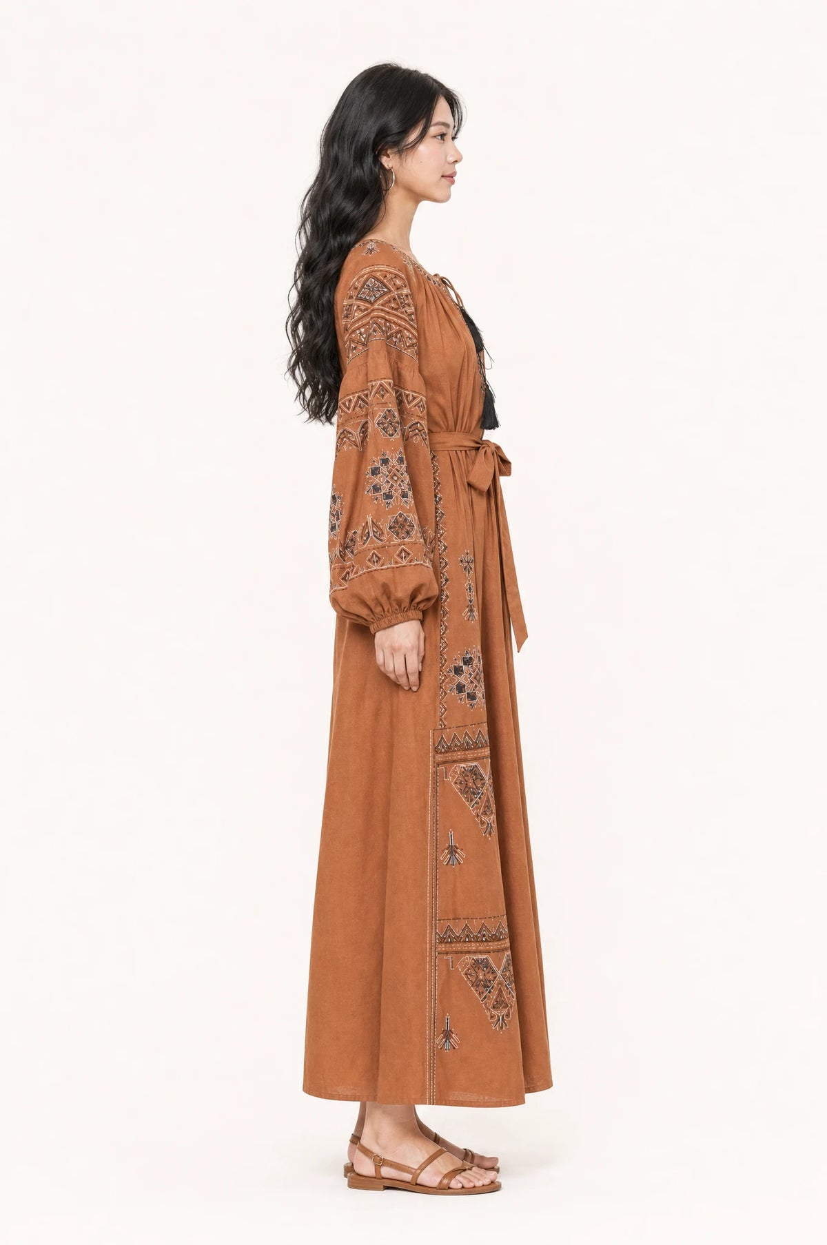 Robe vintage brodée Margot vue de profil portée par Aude, silhouette évasée coupe empire, jupe longue jusqu'aux chevilles, ceinture nouée à la taille