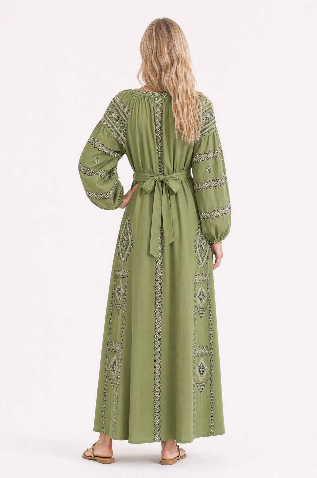 Robe vintage brodée Romane portée de dos par Sophie, panneaux brodés ethniques bicolores noir et blanc sur les épaules et les manches, ceinture nouée dans le dos, jupe évasée fluide