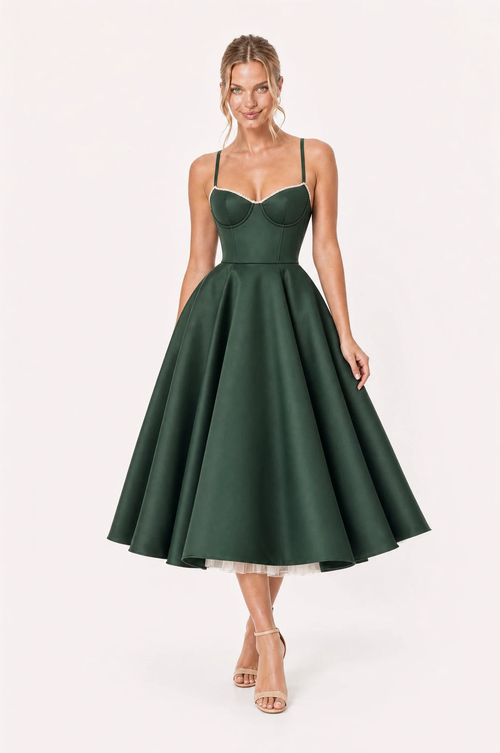Robe vintage bustier vert émeraude Éléonore portée de face par Aude chignon bas sleek, décolleté cœur bordé de dentelle crème, fines bretelles ajustables, taille cintrée, jupe en corolle avec jupon ivoire visible sous l'ourlet
