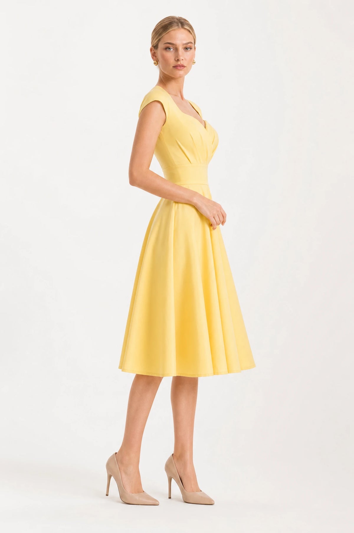 Gros plan sur le décolleté cœur plissé de la robe vintage jaune Violette, détail du plissé cache-cœur sur le buste