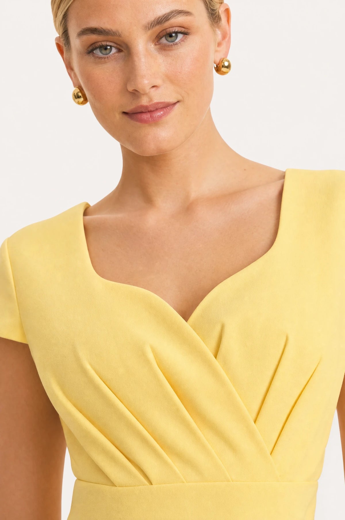 Dos de la robe vintage jaune Violette portée par Sophie, fermeture zippée visible, taille marquée, jupe en corolle ample longueur genou