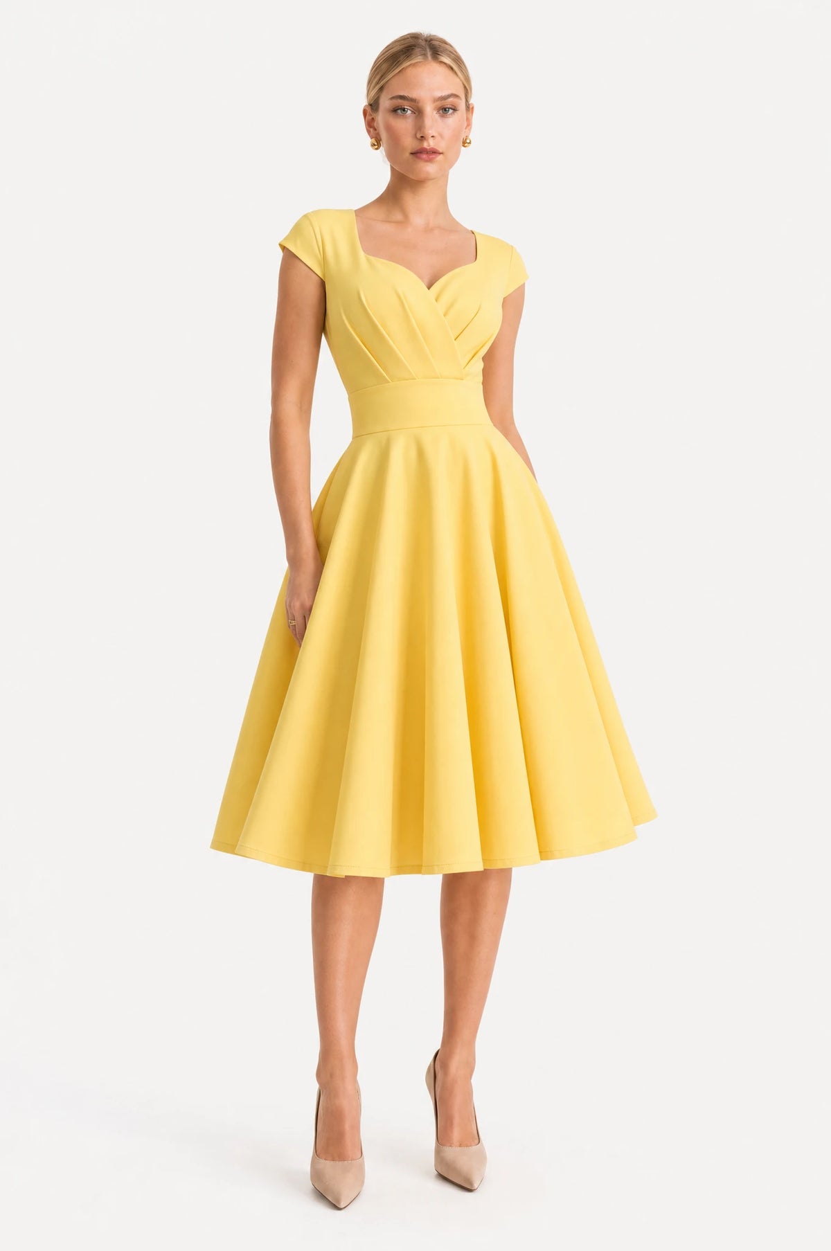 Robe vintage jaune Violette portée de face par Sophie cheveux blonds tirés en chignon, décolleté cœur plissé façon cache-cœur, manches courtes cape, taille marquée par large ceinture, jupe en corolle ample longueur genou
