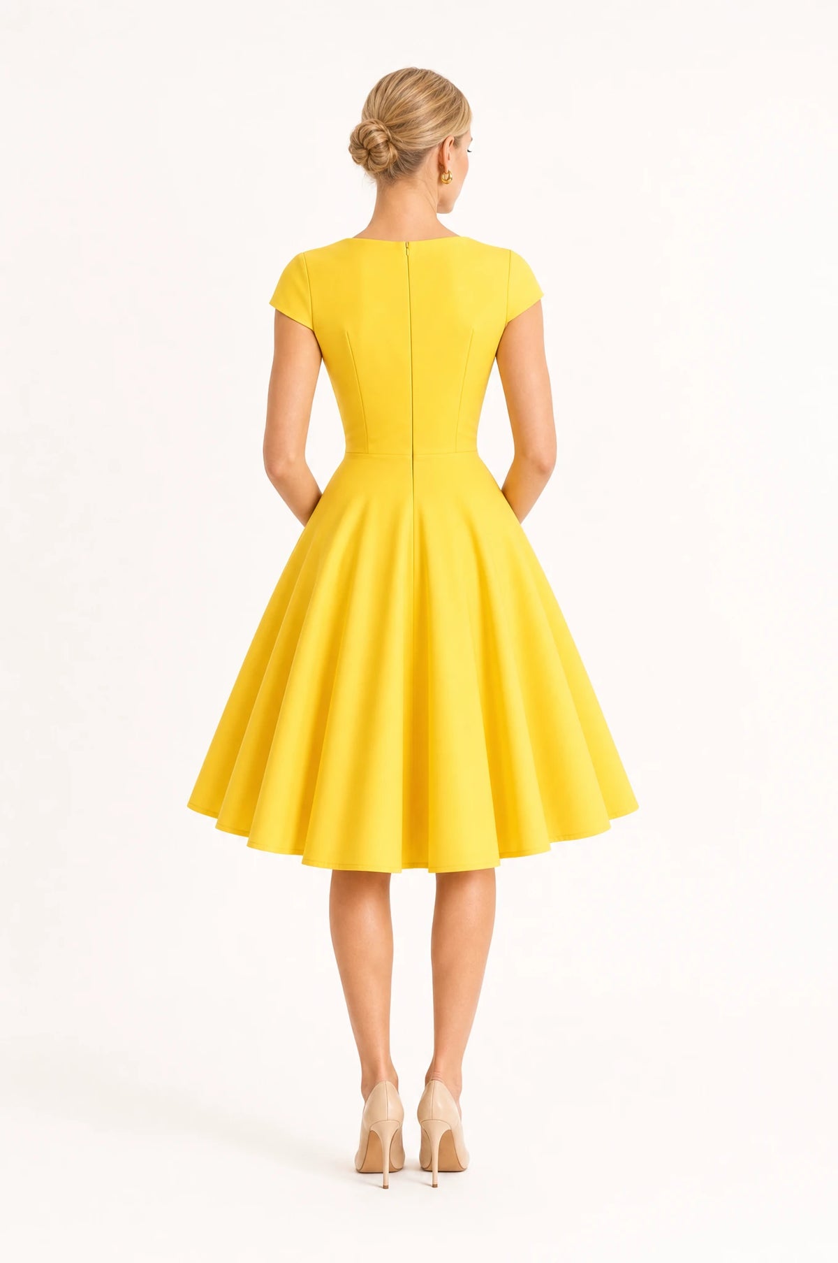Robe vintage jaune Violette vue de profil portée par Sophie, taille marquée, jupe en corolle ample qui virevolte