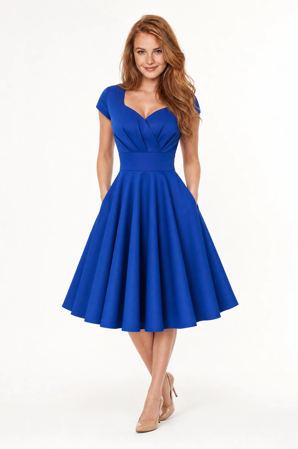 Robe vintage bleu roi Joséphine portée de face par Julie cheveux roux ondulés détachés, décolleté cœur plissé façon cache-cœur, manches courtes cape, taille marquée par large ceinture, jupe en corolle ample longueur genou