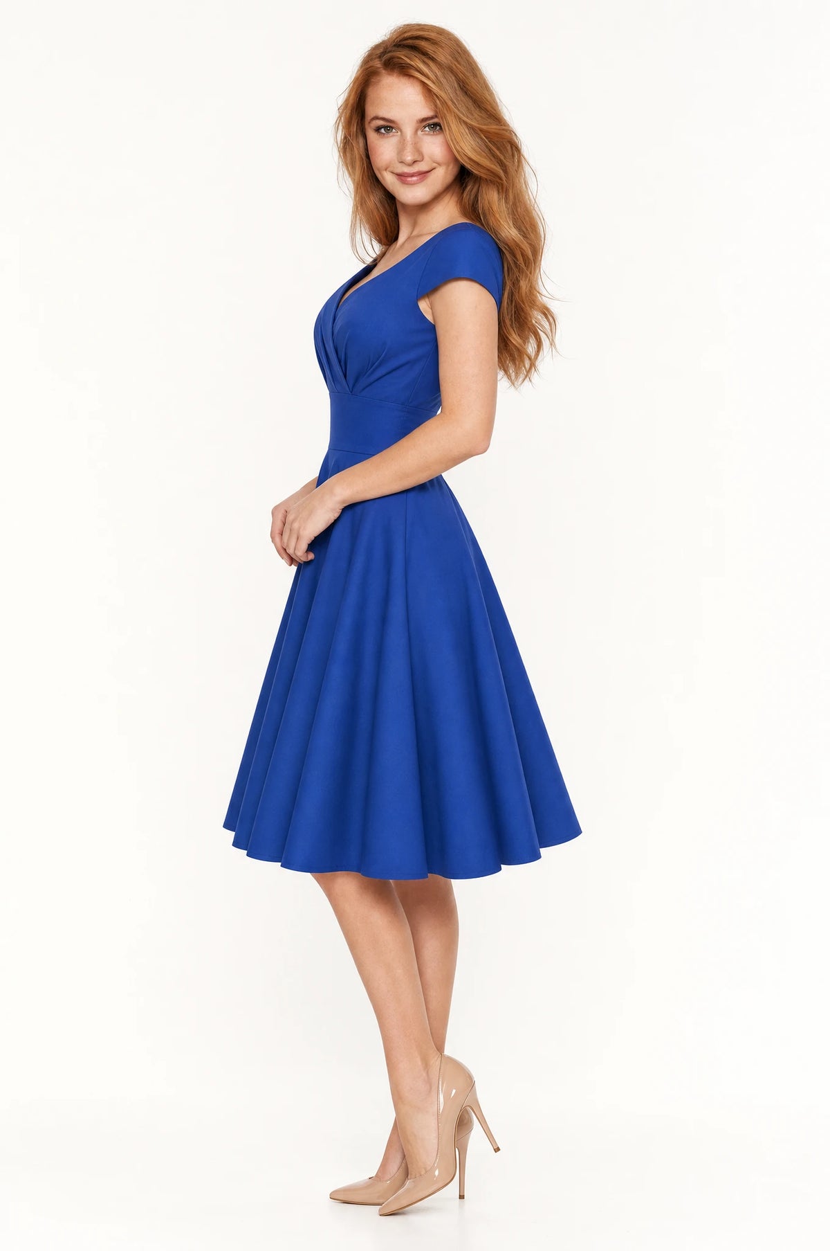 Robe vintage bleu roi Joséphine vue de profil portée par Julie, taille marquée, jupe en corolle ample qui virevolte