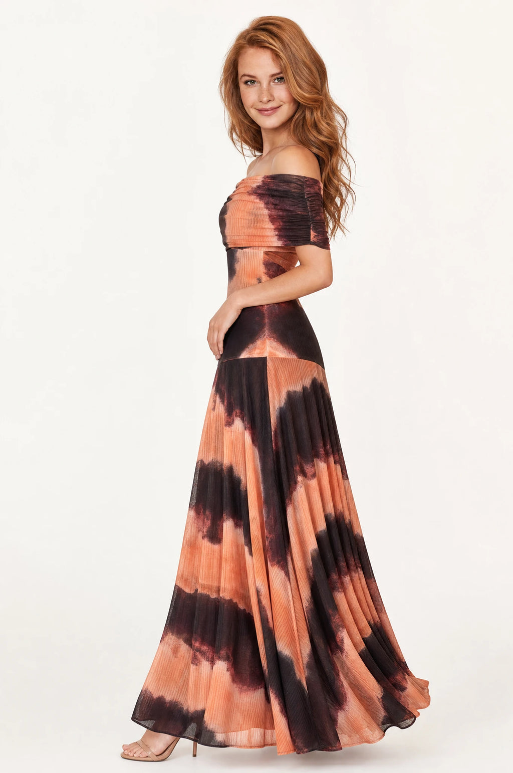Robe vintage longue tie-dye orange Gilda vue de profil portée par Julie, taille cintrée, jupe maxi ample en mouvement avec dégradé terracotta et brun