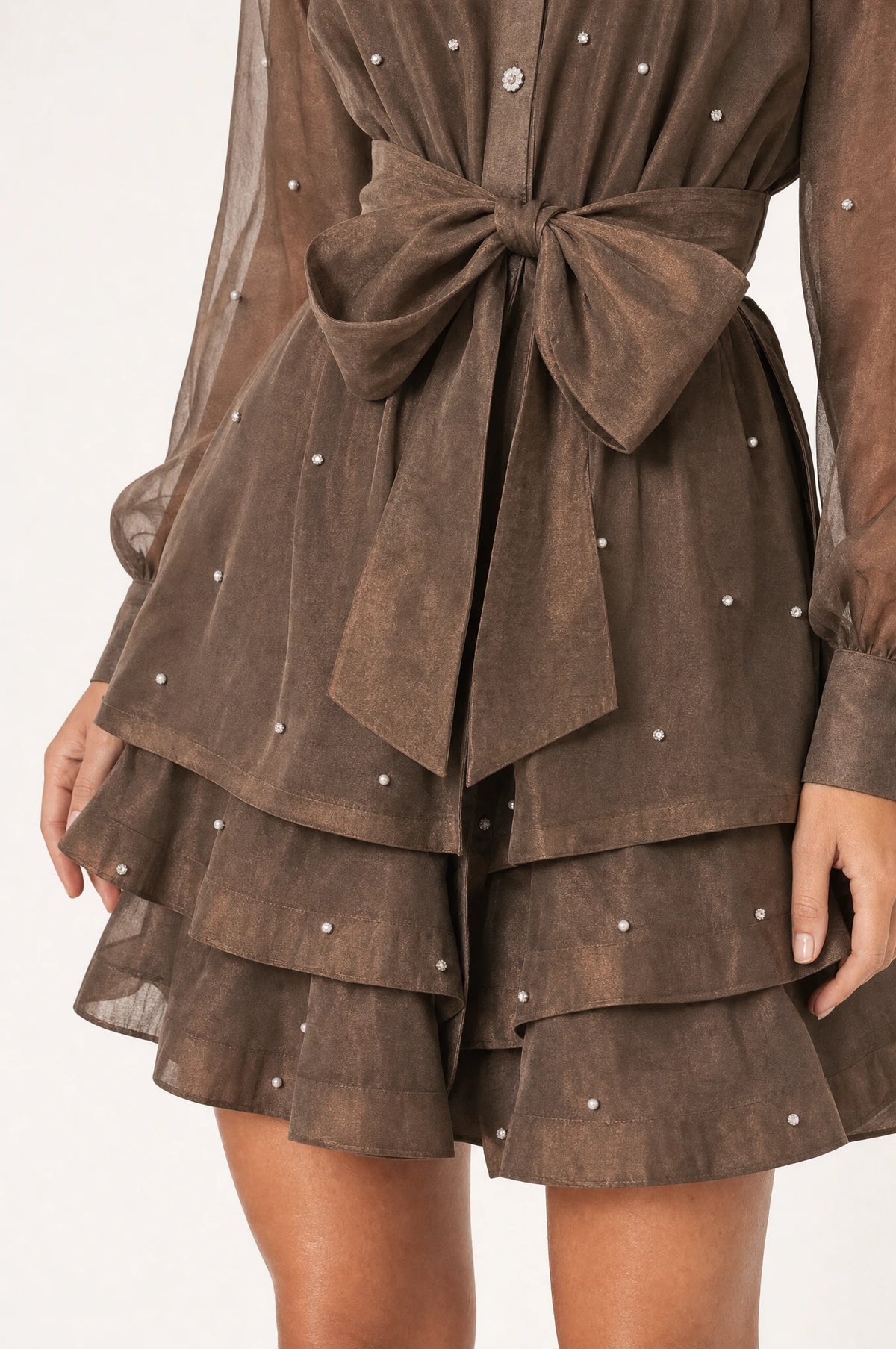 Gros plan sur la ceinture nouée et la jupe à volants perlée de la robe vintage kaki Colette, détail des perles et strass sur le tissu organza et satin