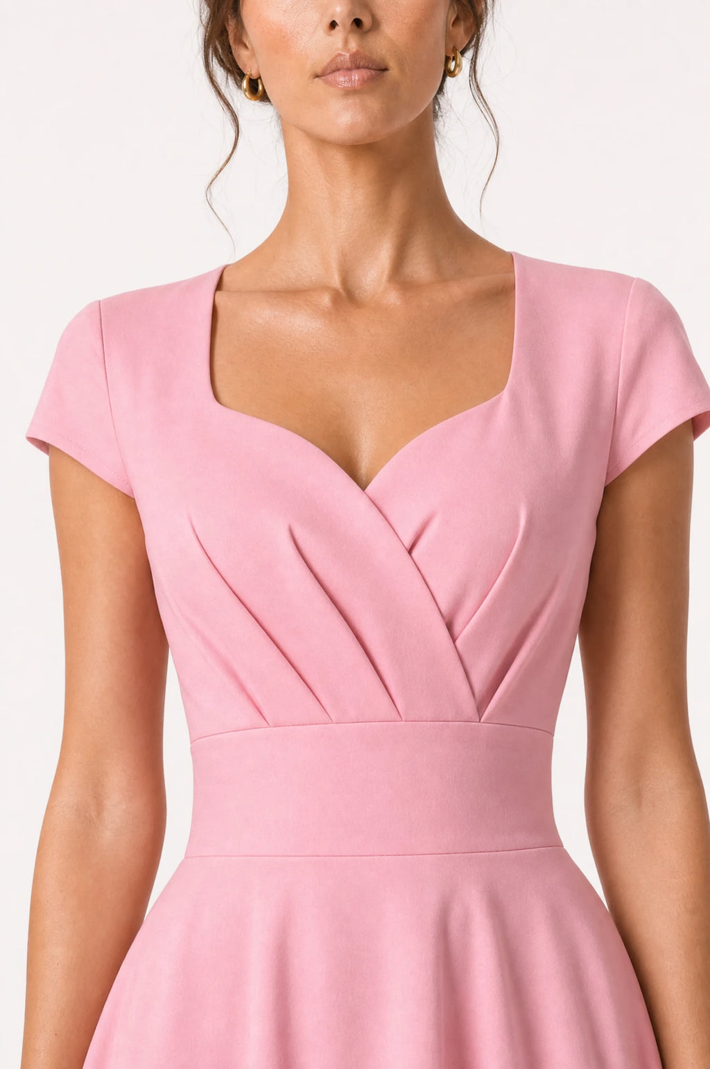 Gros plan sur le bustier drapé cache-cœur et la large ceinture de la robe vintage rose Odette, détail des plis croisés à la taille