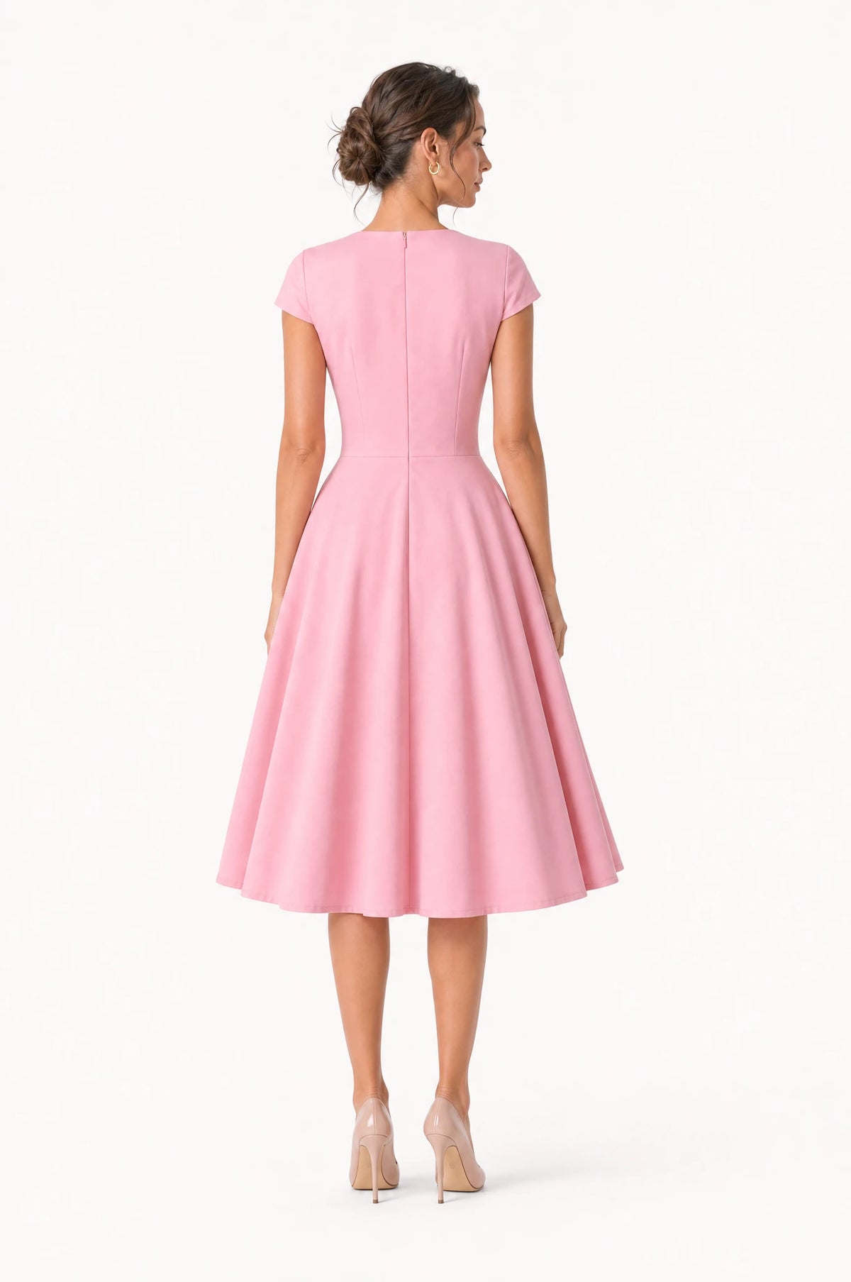 Dos de la robe vintage rose Odette portée par Nath, couture centrale et fermeture éclair invisible, manches courtes, jupe en corolle