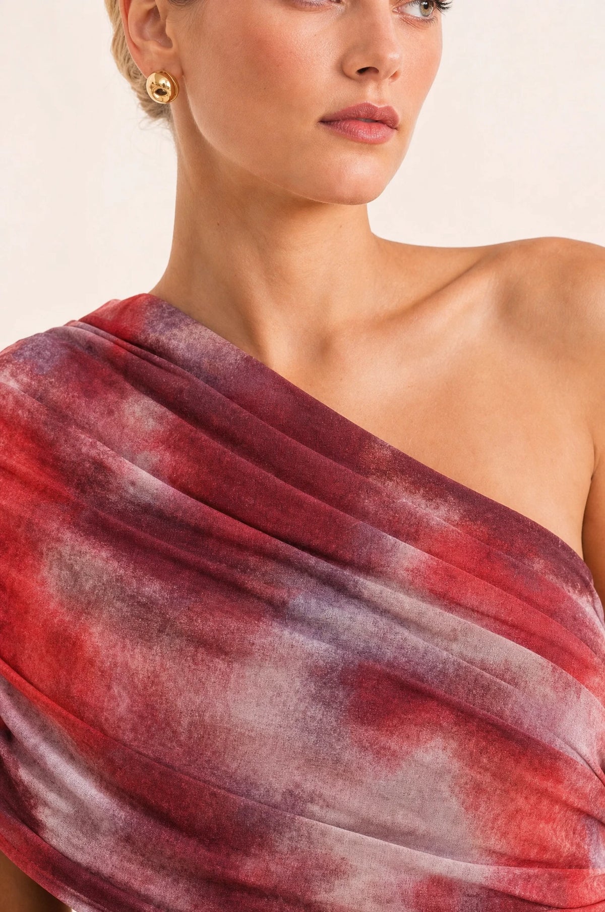 Gros plan sur le drapé une épaule et l'imprimé marbré rouge bordeaux et gris fumé de la robe vintage Isaline, détail du tissu drapé sur l'épaule