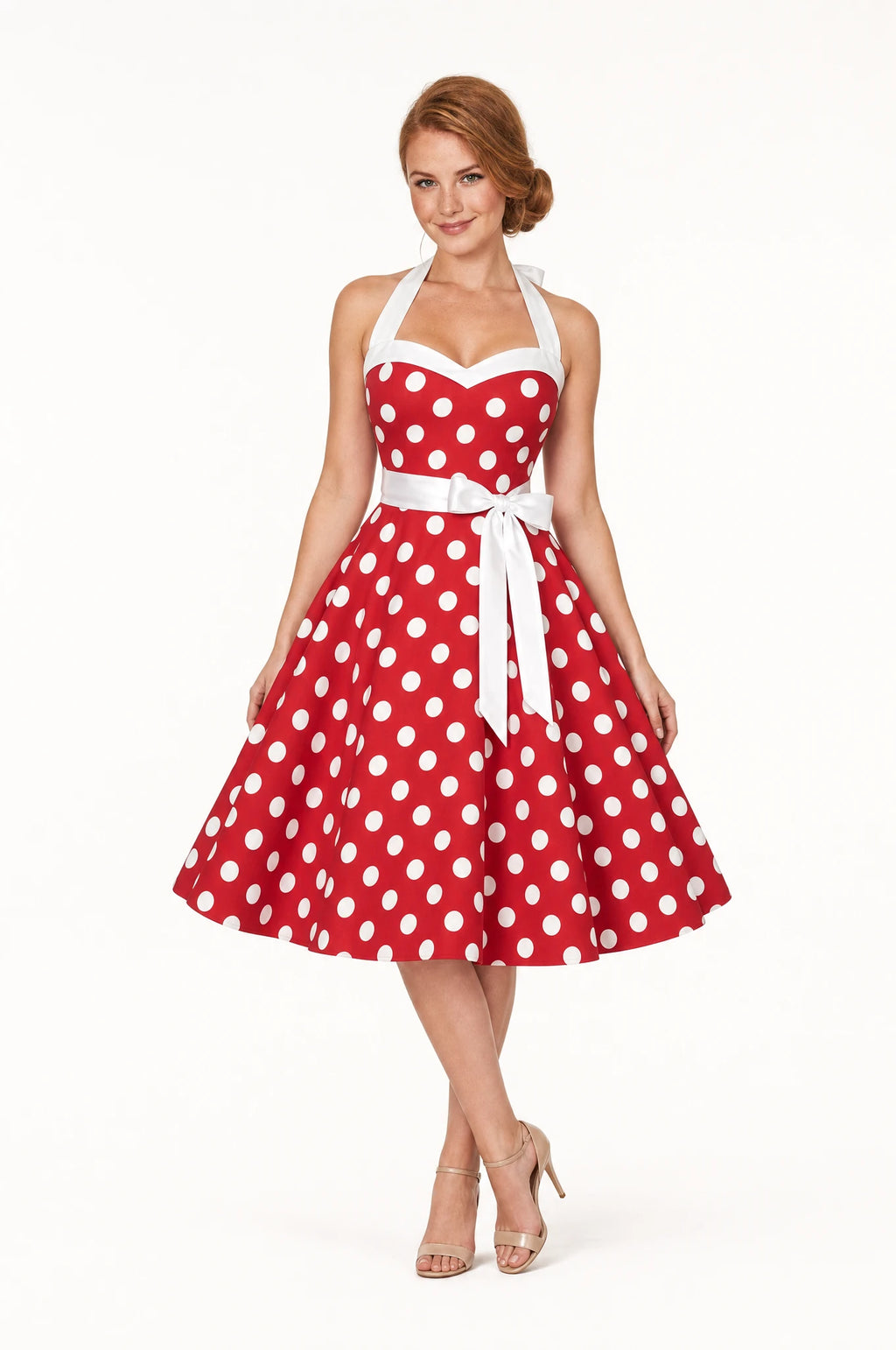 Robe Année 50 rouge à pois Josette portée de face par Julie chignon bas sleek, col halter noué derrière la nuque, bustier en cœur bordé de blanc, ceinture blanche nouée en nœud, jupe en corolle plissée au genou