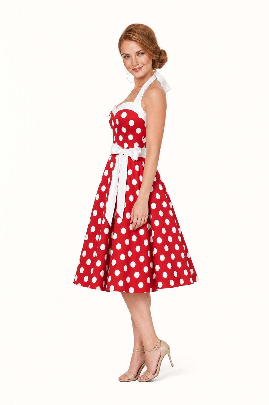 Robe Année 50 rouge à pois Josette vue de profil portée par Julie, silhouette pin-up, large ceinture blanche à la taille, jupe ample en corolle jusqu'au genou