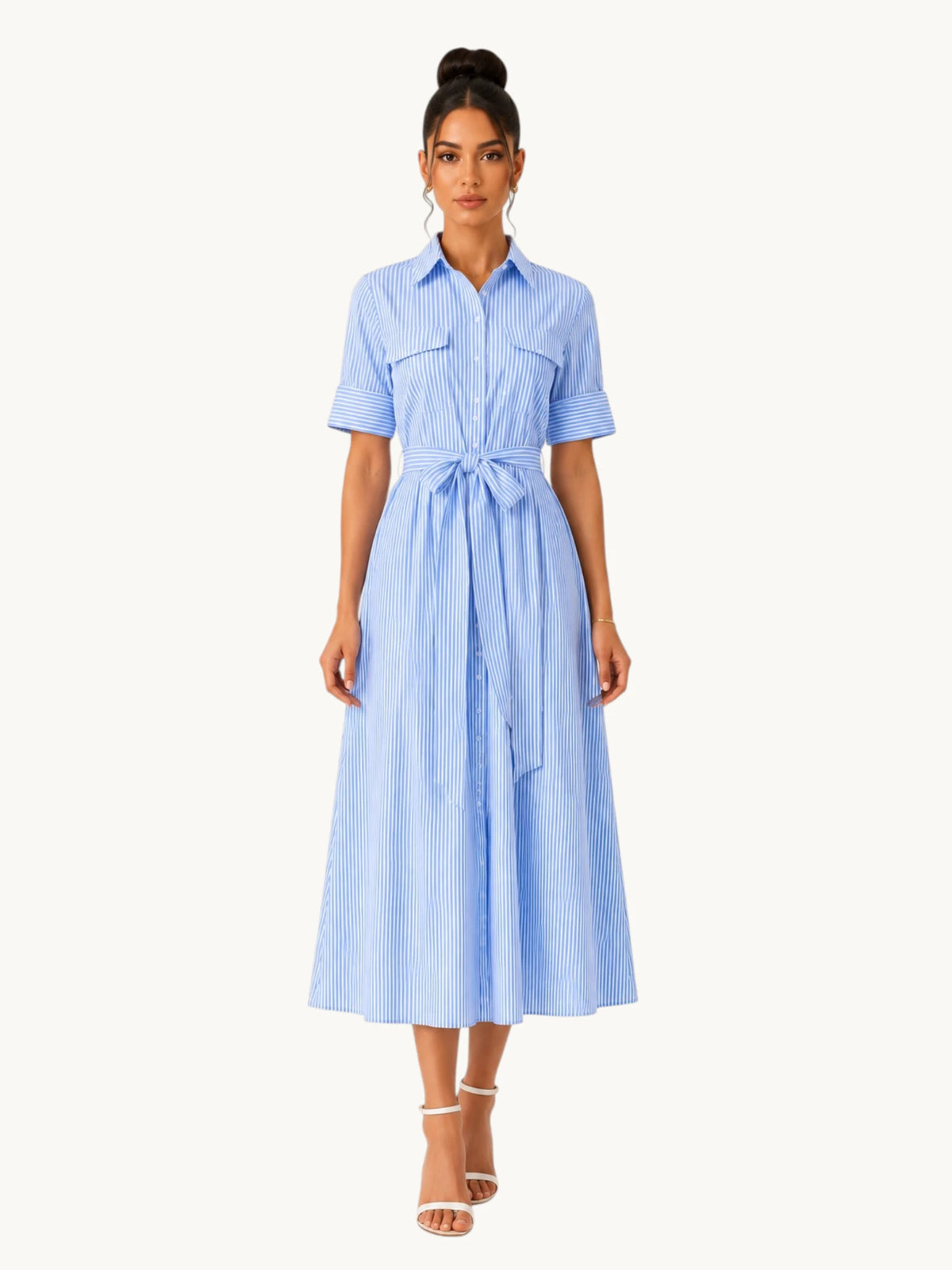 Robe chemise longue bleu ciel à fines rayures blanches avec ceinture à nouer, manches courtes et coupe fluide, idéale pour un look chic, élégant et confortable au quotidien.