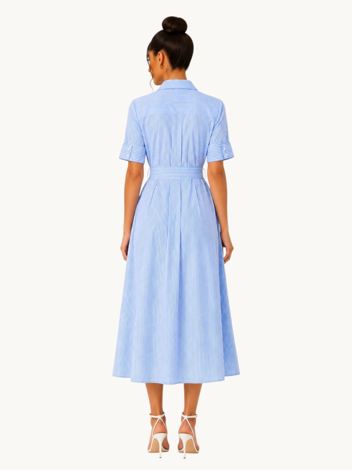 Vue arrière d’une robe chemise midi bleu clair rayée avec taille ceinturée et jupe évasée, parfaite pour une tenue féminine, raffinée et intemporelle.