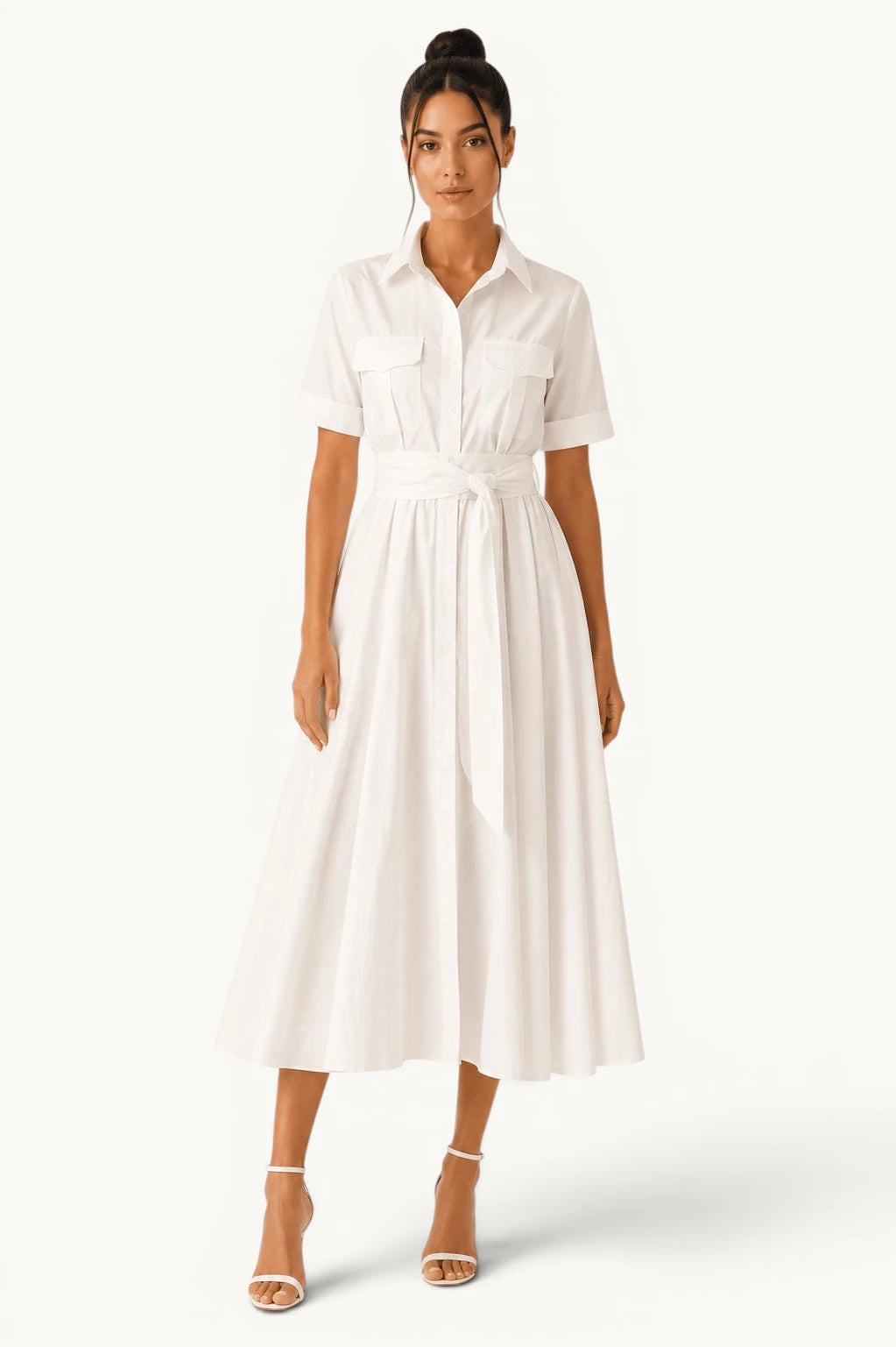 Robe chemise longue blanche pour femme avec ceinture à nouer, manches courtes, col classique et coupe midi évasée, idéale pour un look élégant, raffiné et intemporel en toute saison.