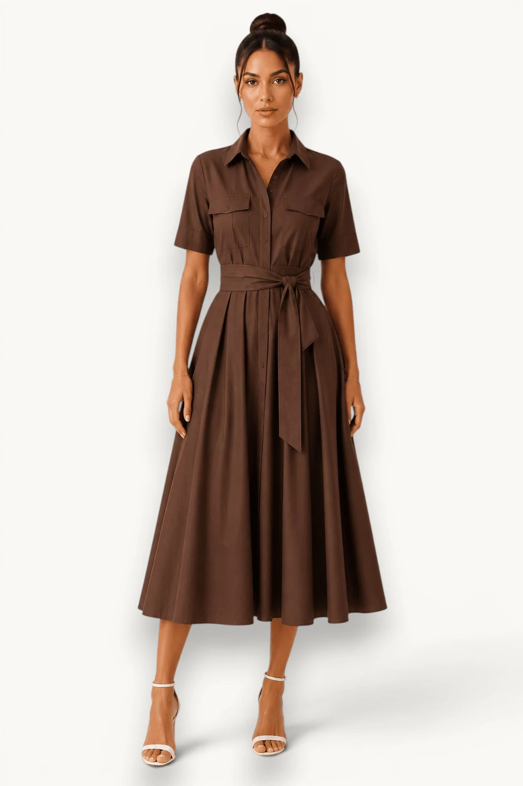 Robe chemise longue marron chocolat pour femme avec ceinture à nouer, manches courtes, col classique et jupe midi évasée, idéale pour une allure élégante, intemporelle et sophistiquée.