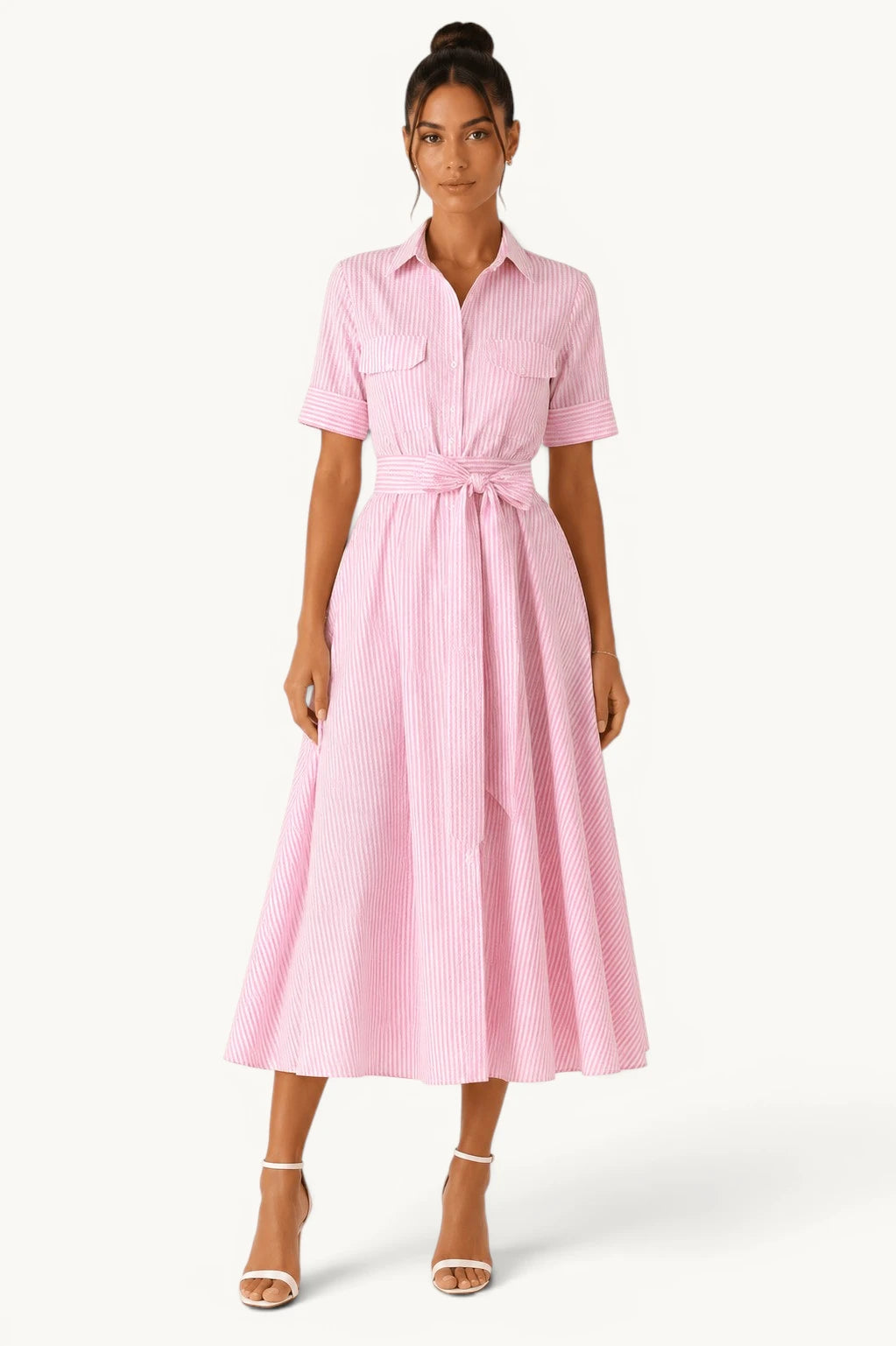 Robe chemise midi rose rayée pour femme avec col classique, poches poitrine et taille ceinturée, parfaite pour un look chic, confortable et intemporel.
