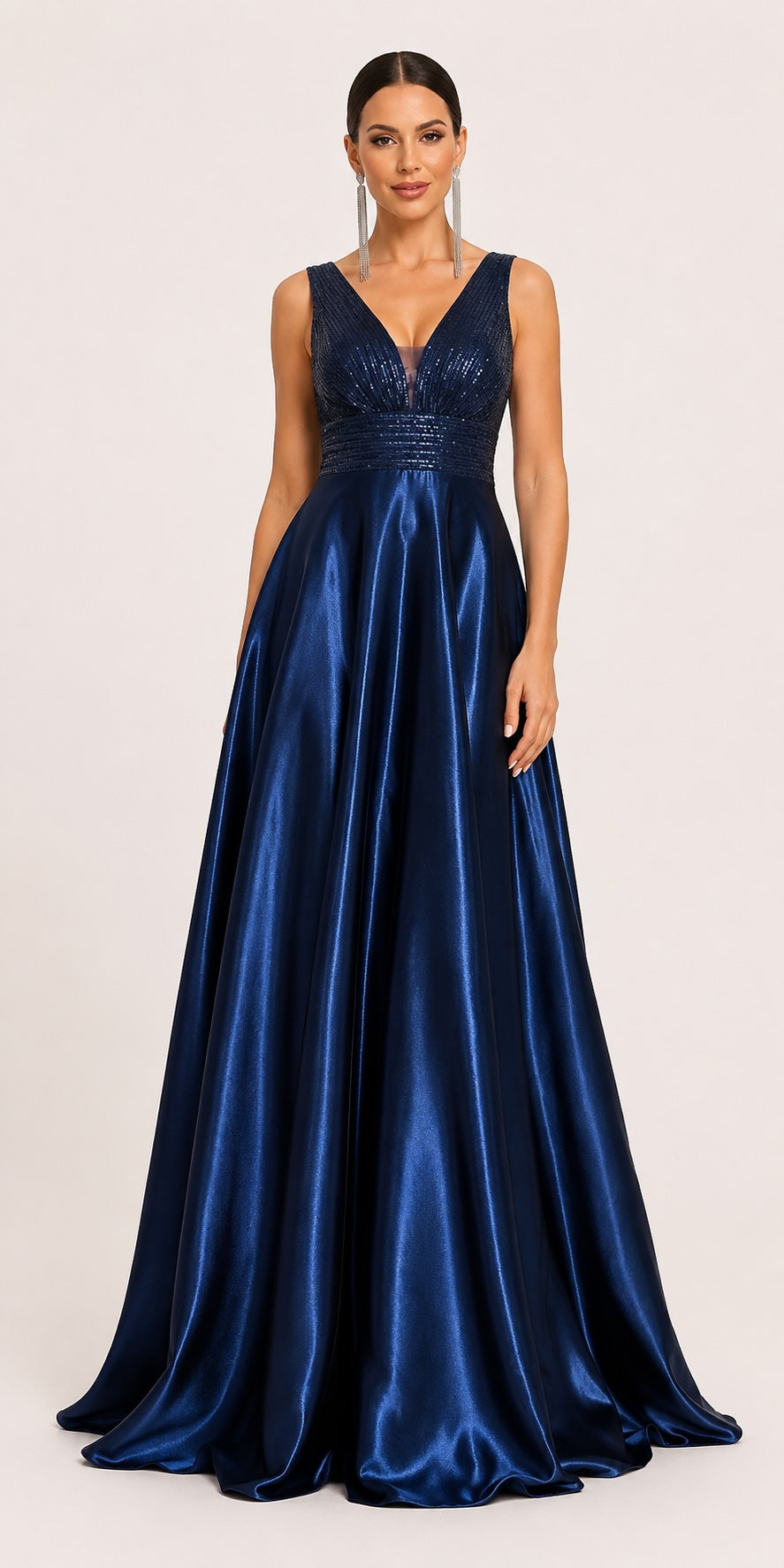 Robe de soirée longue bleu marine satinée avec décolleté en V plongeant, bustier à sequins scintillants et jupe ample élégante pour gala, mariage ou cérémonie.