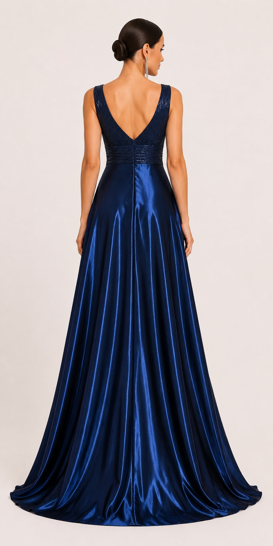 Vue arrière d’une robe longue bleu marine avec dos en V raffiné, corsage pailleté et jupe satinée fluide offrant une silhouette sophistiquée.