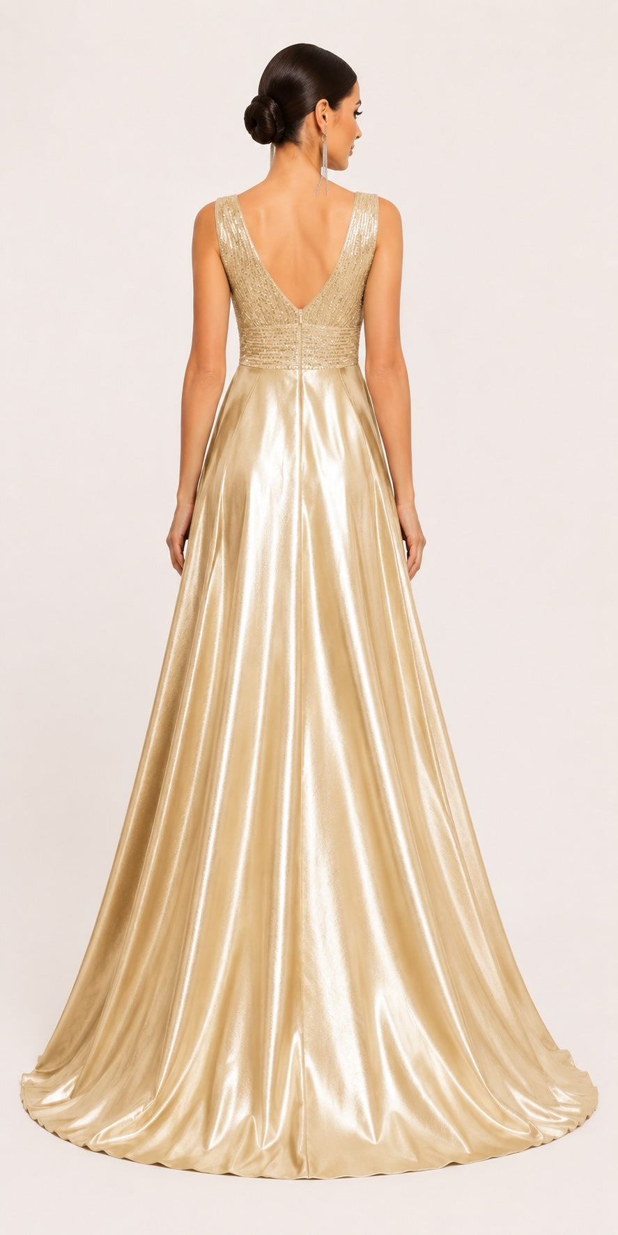 Dos en V raffiné d’une robe longue champagne satinée, avec corsage brodé de sequins et jupe fluide à l’éclat sophistiqué.
