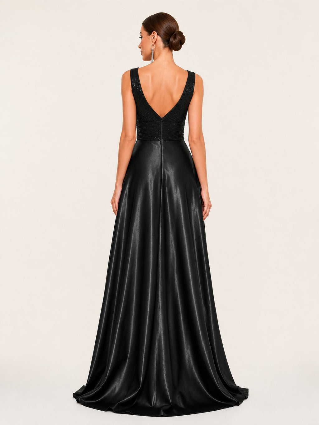 Dos en V raffiné d’une robe longue noire de cérémonie, associant corsage pailleté et jupe satinée majestueuse au tombé impeccable.