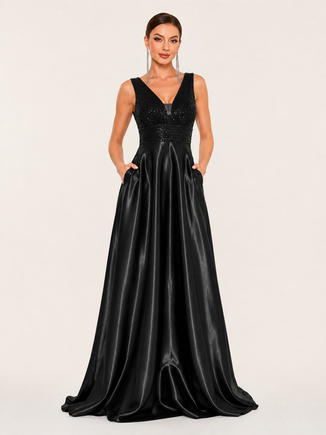Robe de soirée noire longue avec poches discrètes, bustier orné de sequins et jupe fluide pour un équilibre parfait entre glamour et confort.