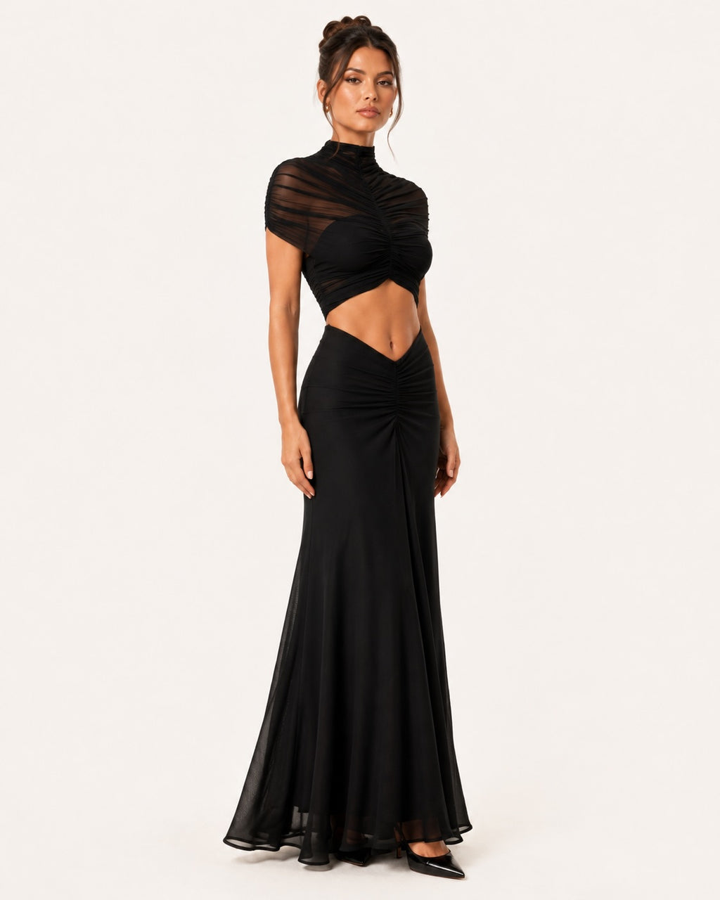 Robe de soirée noire longue à manches courtes transparentes, col montant et découpes à la taille, parfaite pour une cérémonie chic ou un événement de prestige.
