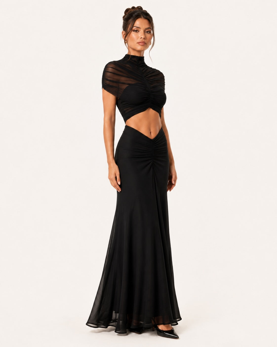 Robe de soirée noire longue à manches courtes transparentes, col montant et découpes à la taille, parfaite pour une cérémonie chic ou un événement de prestige.