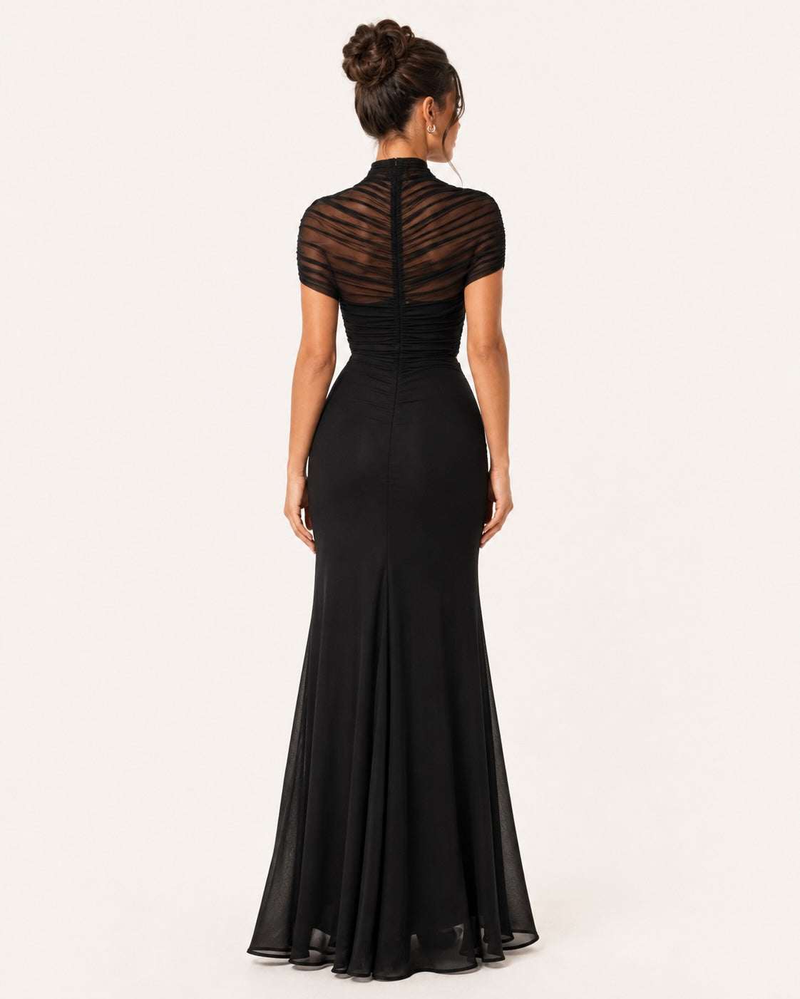 Vue dos d’une robe longue noire ajustée avec empiècement en tulle plissé transparent, coupe près du corps et finition élégante idéale pour une soirée habillée.