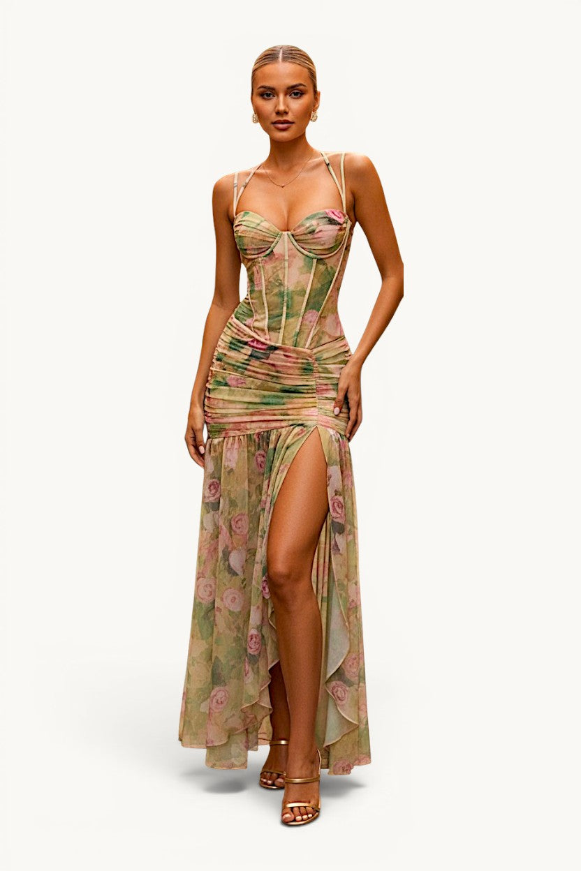 Robe longue fleurie romantique avec corset structuré, imprimé roses pastel, fines bretelles et fente haute élégante, idéale pour mariage d’été, garden-party ou cérémonie chic.