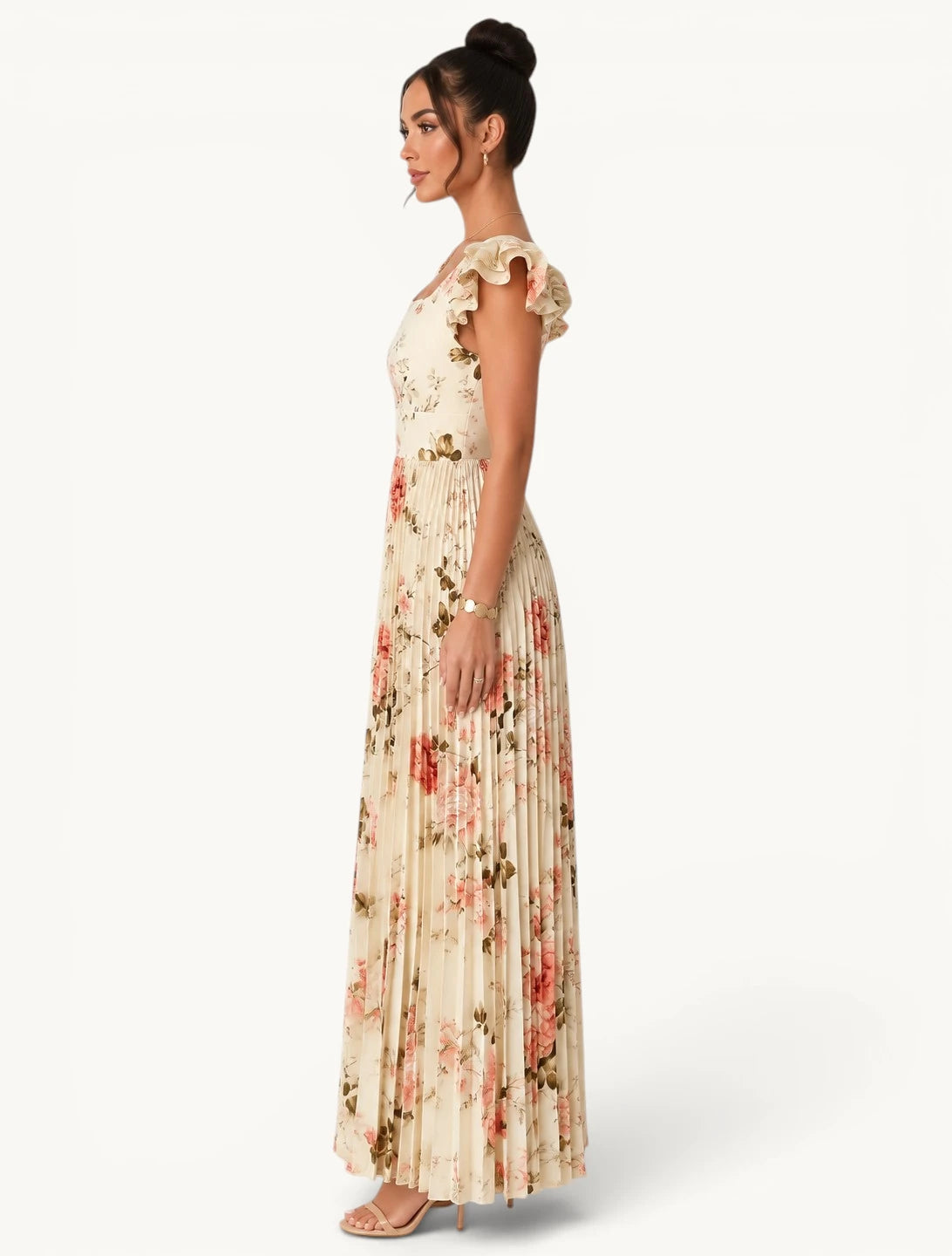 Profil d’une robe longue fleurie beige crème à jupe plissée fluide, manches volantées et imprimé floral pastel, parfaite pour les événements estivaux raffinés.