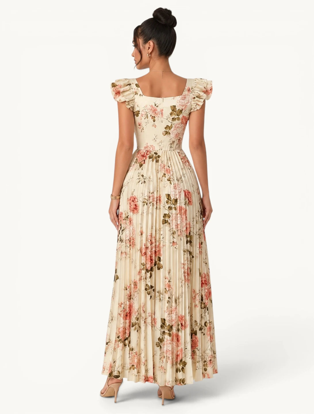 Profil d’une robe longue fleurie beige crème à jupe plissée fluide, manches volantées et imprimé floral pastel, parfaite pour les événements estivaux raffinés.