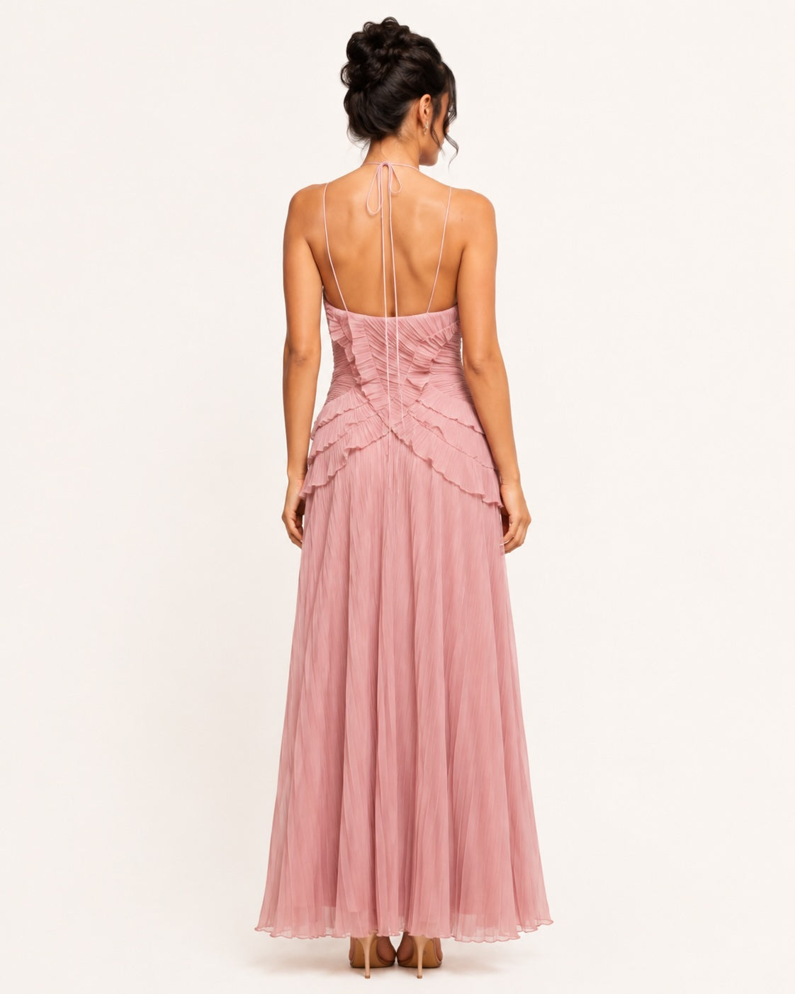 Robe de soirée longue rose poudré vue de dos, avec jupe aérienne plissée et volants superposés, parfaite pour mariage, cocktail et réception.