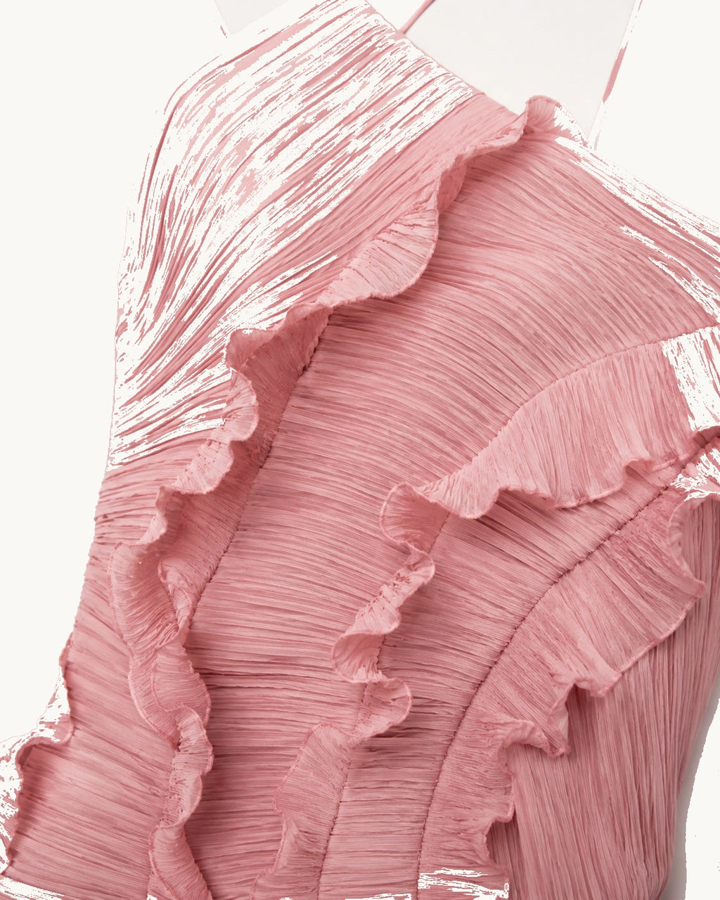 Gros plan sur le bustier plissé rose poudré avec volants texturés, mettant en valeur le travail des finitions et la coupe sophistiquée de cette robe de cérémonie.