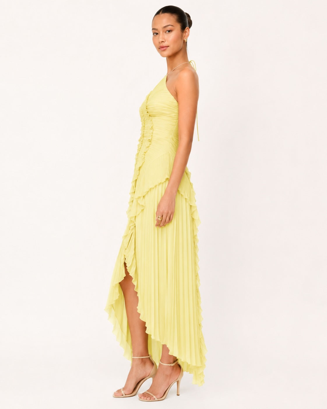 Robe midi-longue plissée jaune clair portée avec des sandales à talons, idéale pour un mariage en plein air, un cocktail chic ou une réception estivale.