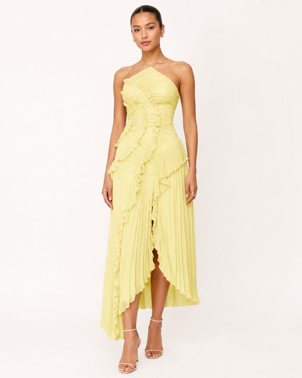 Robe longue jaune pastel plissée à volants asymétriques, avec encolure croisée et jupe fluide en cascade, parfaite pour mariage, cérémonie estivale ou invitée élégante.