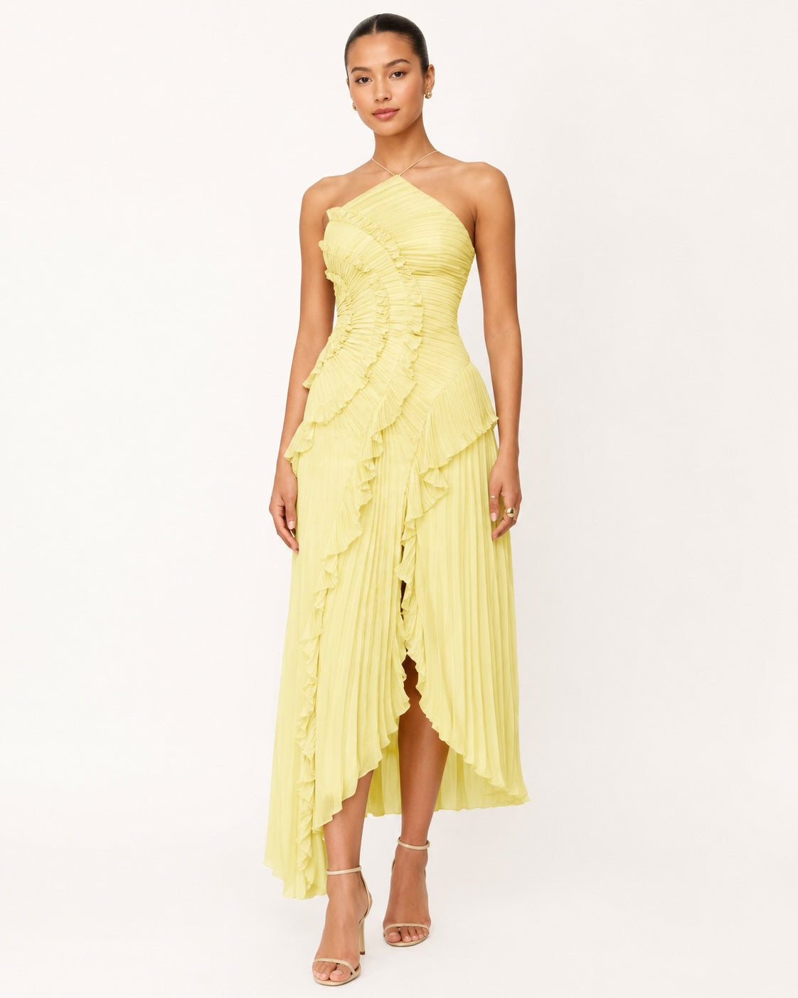 Robe longue jaune pastel plissée à volants asymétriques, avec encolure croisée et jupe fluide en cascade, parfaite pour mariage, cérémonie estivale ou invitée élégante.