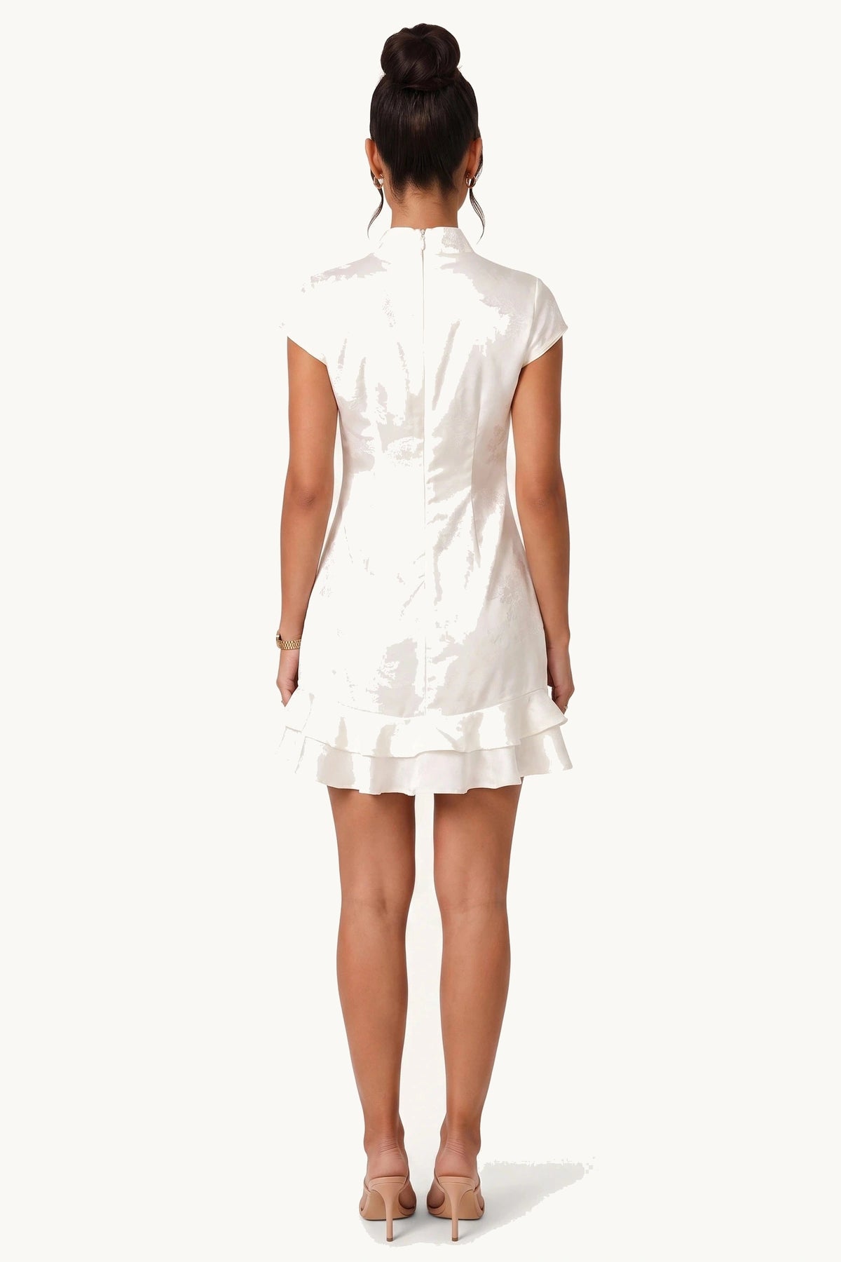 Robe sexy courte satinée blanche Romy portée par Camille, vue de dos avec coupe ajustée