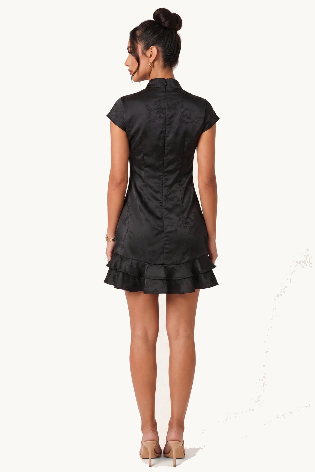 Robe sexy courte satinée noire Romy portée par Camille, vue de dos avec col montant et volants