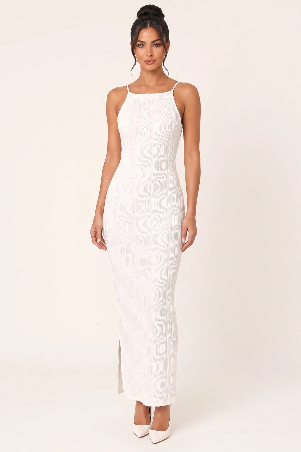 Robe moulante longue Maëlys blanche portée de face par le mannequin Diane Camille sur fond neutre clair, photo visible galerie client, fines bretelles, texture plissée ondulée et coupe ajustée